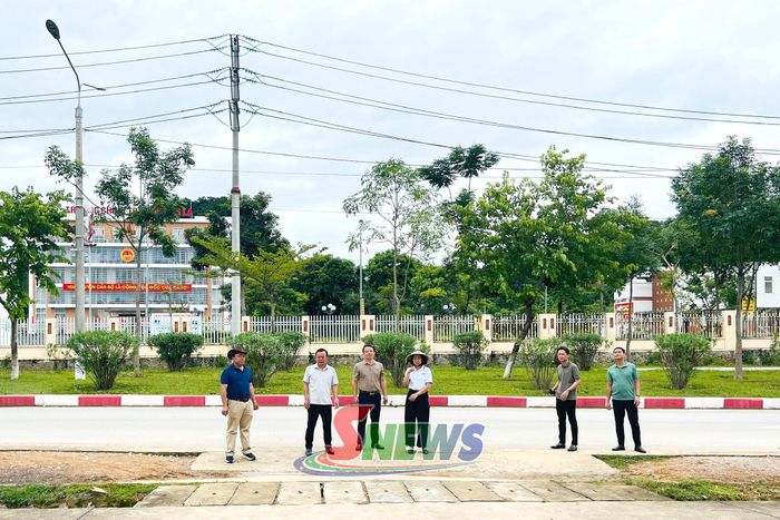 Đồng chí Hà Trung Chiến kiểm tra điều kiện cơ sở vật chất tại Sân vận động Bản Thẳm.