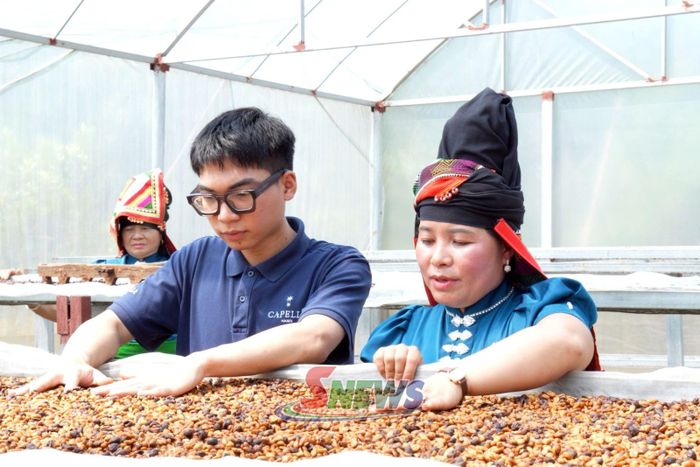 Anh Trần Đức Thắng tìm hiểu về quy trình chế biến các dòng sản phẩm cà phê của HTX Ara-Tay Coffee, xã Mường Chanh.