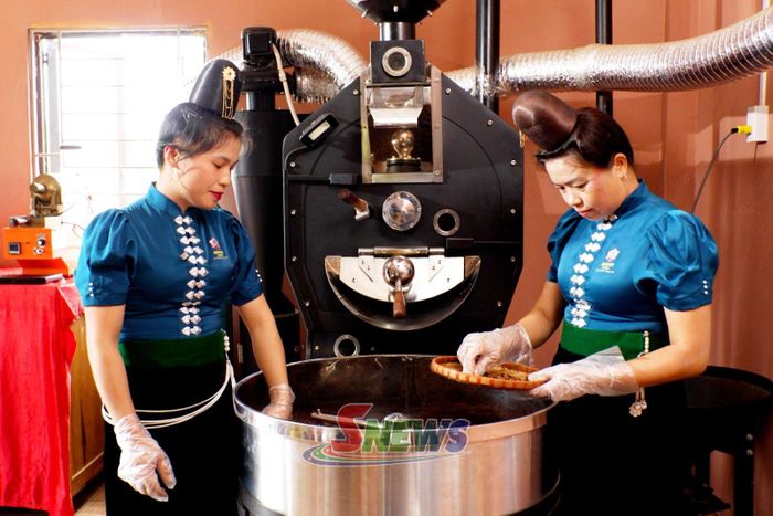 Thành viên HTX Ara-Tay Coffee rang cà phê.