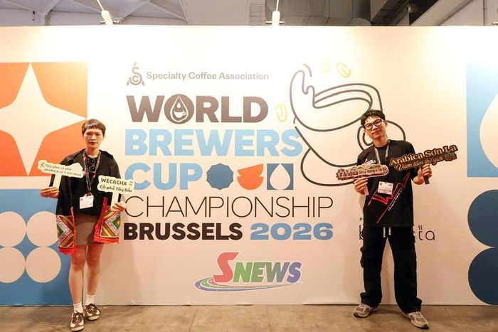 Anh Trần Đức Thắng (bên phải) tại cuộc thi World Brewers Cup tại Brussels (Vương quốc Bỉ).