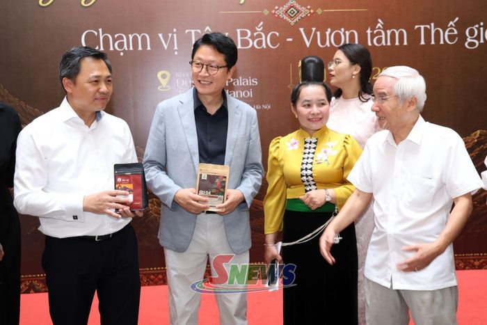 Đồng chí Nguyễn Đình Việt, Phó Bí thư Tỉnh ủy, Chủ tịch UBND tỉnh cùng Giám đốc HTX Ara-Tay Coffee Cầm Thị Mòn trao đổi với các đại biểu dự Chương trình Tọa đàm và trải nghiệm không gian cà phê Arabica Sơn La tại Thành phố Hà Nội ngày 19/6/2026.