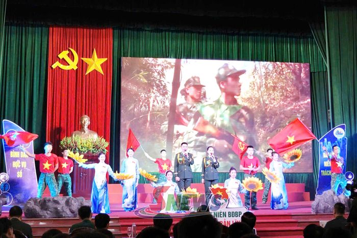 Tiết mục phần thi tuyên truyền của Đội thi BĐBP tỉnh Sơn La với chủ đề: Thanh niên BĐBP giữ vững niềm tin trên không gian số. (Ảnh: Ban Chỉ huy Bộ đội Biên phòng tỉnh Sơn La)