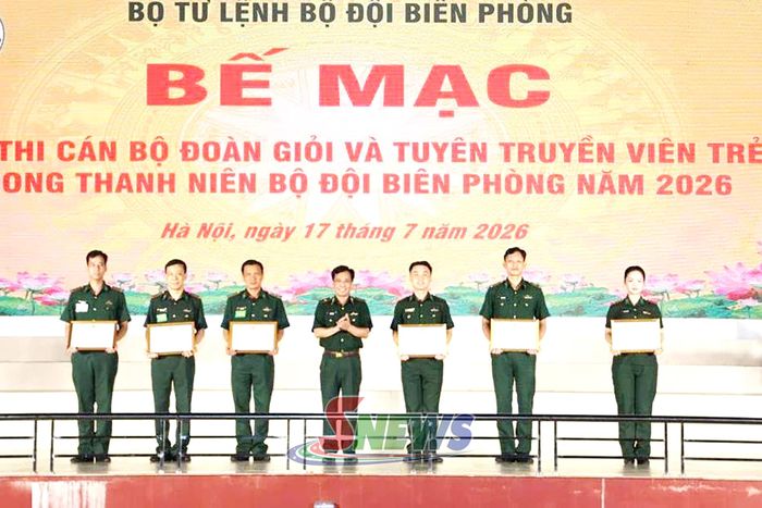 Thượng úy QNCN Bàn Thị Hiền Ngân, Đội thi BĐBP tỉnh Sơn La (ngoài cùng bên phải ) đạt giải Ba tại Hội thi. (Ảnh: Ban Chỉ huy Bộ đội Biên phòng tỉnh Sơn La)