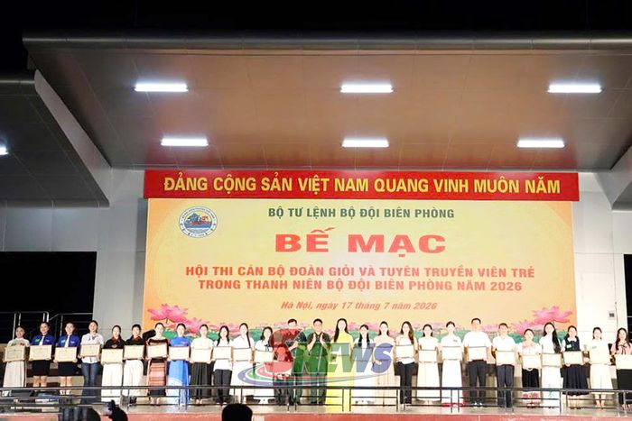 Ban tổ chức trao tặng Giấy khen cho các cán bộ, đoàn viên, thanh niên các đơn vị kết nghĩa. (Ảnh: Ban Chỉ huy Bộ đội Biên phòng tỉnh Sơn La)