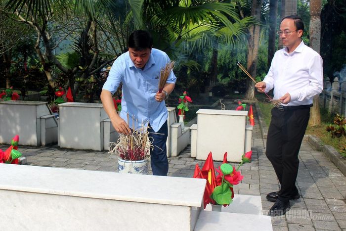 Đồng chí Hoàng Gia Long, Ủy viên BTV Tỉnh ủy, Phó Chủ tịch UBND tỉnh thắp hương phần mộ các Anh hùng liệt sỹ.
