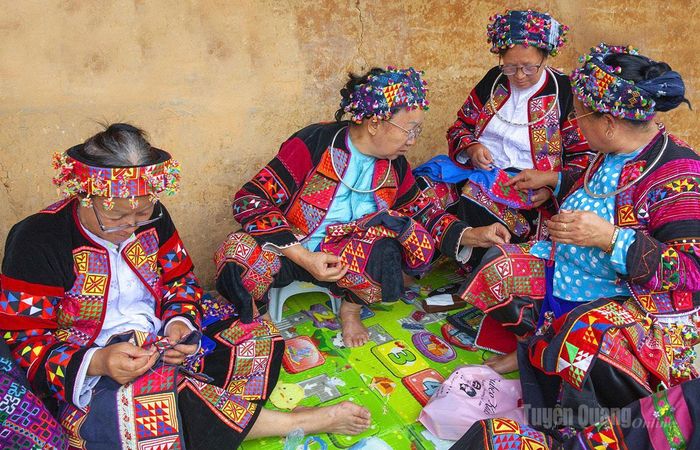 Tự hào giữ nghề thêu truyền thống.
