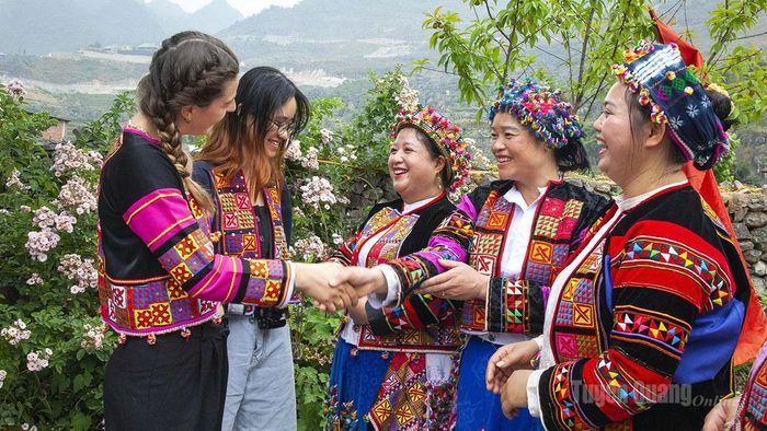 Du khách quốc tế giao lưu, tìm hiểu về văn hóa của dân tộc Lô Lô.