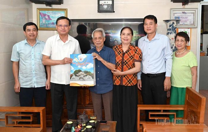 Đồng chí Nguyễn Mạnh Tuấn, Ủy viên Ban Thường vụ Tỉnh ủy, Phó Chủ tịch Thường trực UBND tỉnh thăm, tặng quà ông Bùi Ngọc Lâm, tổ dân phố 9, phường Nông Tiến.