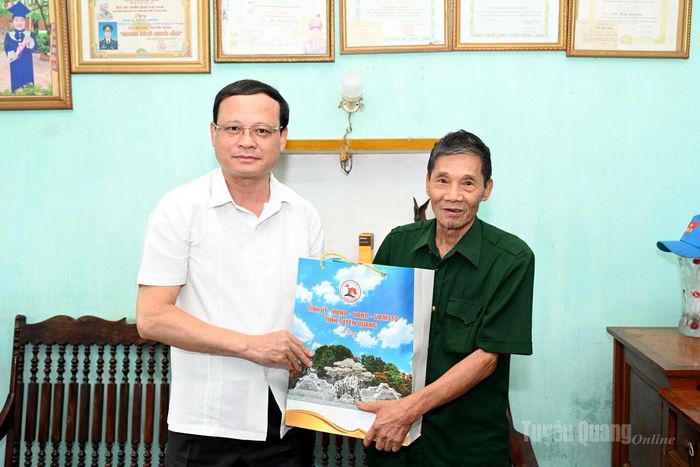 Đồng chí Nguyễn Mạnh Tuấn, Ủy viên Ban Thường vụ Tỉnh ủy, Phó Chủ tịch Thường trực UBND tỉnh thăm, tặng quà ông Bùi Huy Phượng, tổ dân phố 2, phường An Tường.