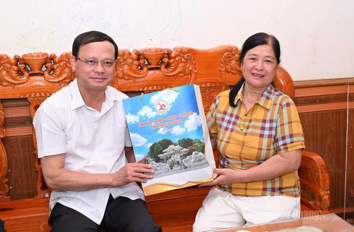 Đồng chí Nguyễn Mạnh Tuấn, Ủy viên Ban Thường vụ Tỉnh ủy, Phó Chủ tịch Thường trực UBND tỉnh thăm, tặng quà gia đình bà Trần Thị Đức, vợ liệt sĩ Lê Văn Vượng, tổ dân phố 3, phường Nông Tiến.