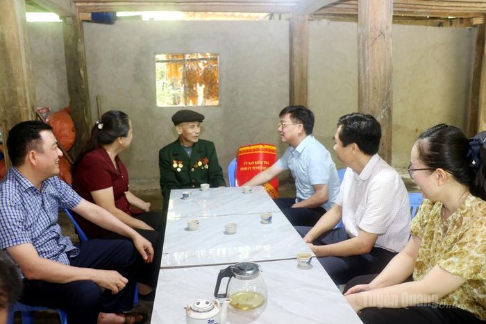 Chủ nhiệm Ủy ban Kiểm tra Tỉnh ủy Nguyễn Hưng Vượng thăm hỏi, tặng quà cho ông Lý Xuân Thực, sinh năm 1947, thôn Trung Sơn, người có công với cách mạng.