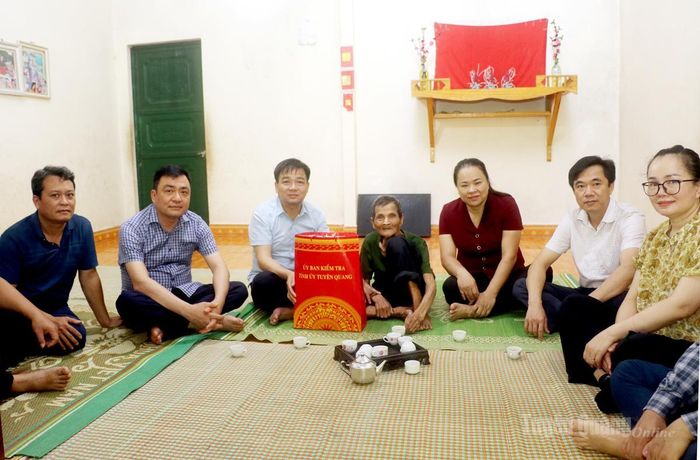 Chủ nhiệm Ủy ban Kiểm tra Tỉnh ủy Nguyễn Hưng Vượng thăm hỏi, tặng quà cho ông Hoàng Văn Tiếp, sinh năm 1940, thôn Trung Sơn, người hoạt động kháng chiến nhiễm chất độc hóa học tỷ lệ từ 41% trở lên.