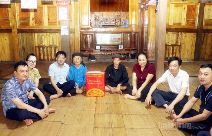 Chủ nhiệm Ủy ban Kiểm tra Tỉnh ủy Nguyễn Hưng Vượng thăm hỏi, tặng quà cho ông Nguyễn Văn Ty và bà Nguyễn Thị Trượng, cùng sinh năm 1937, thôn Trung Sơn, là bố, mẹ liệt sĩ.