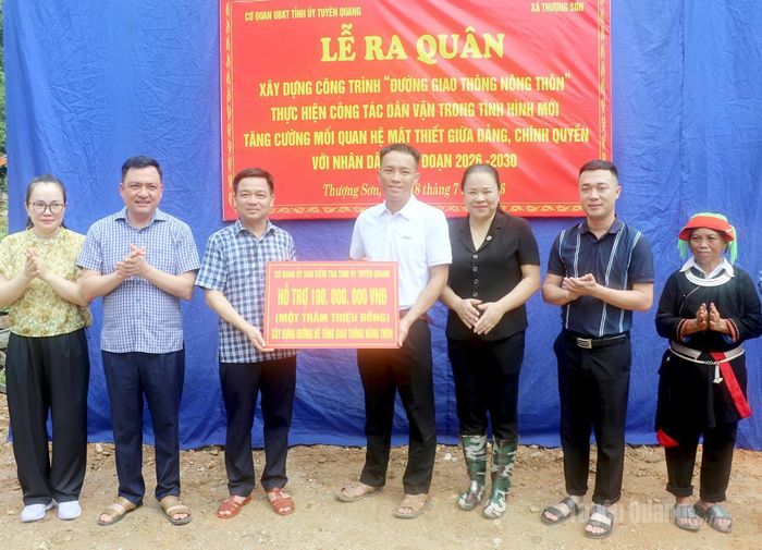 Đồng chí Nguyễn Hưng Vượng, Ủy viên Ban Thường vụ Tỉnh ủy, Chủ nhiệm Ủy ban Kiểm tra Tỉnh ủy trao biển tượng trưng hỗ trợ 100 triệu đồng xây dựng tuyến đường giao thông thôn Trung Sơn.