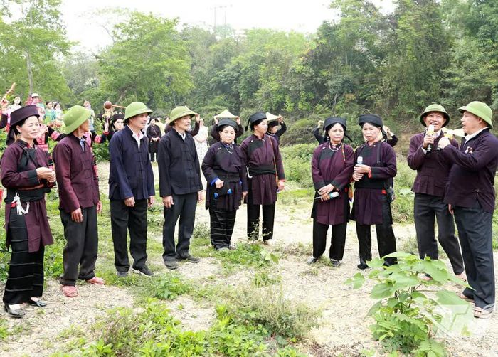 Hát Sli trong phiên chợ tình Xuân Dương. Ảnh: PV