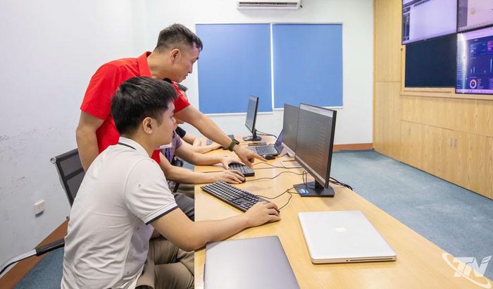 Cán bộ Trung tâm Công nghệ thông tin và Truyền thông (Sở Khoa học - Công nghệ) trực 24/7, góp phần bảo đảm an toàn tuyệt đối cho hệ thống thông tin dùng chung của tỉnh.