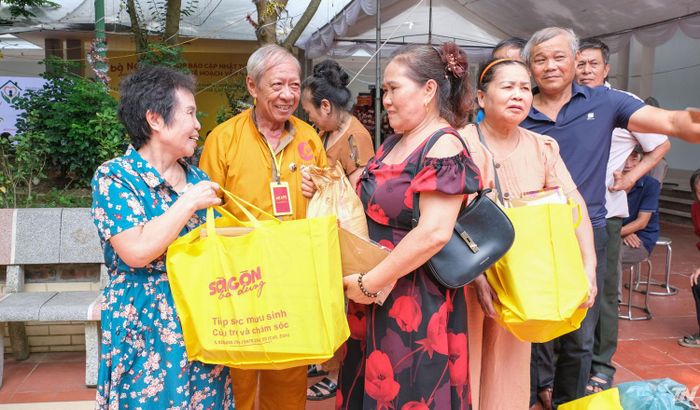 Bà Nguyễn Thị Nguyệt và Đoàn thiện nguyện tặng quà người dân.