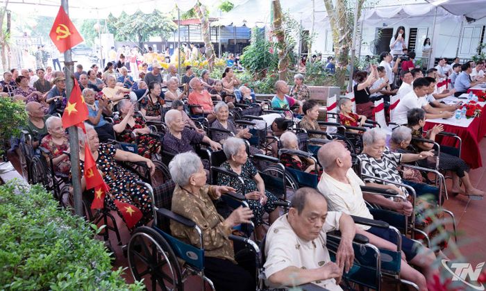 Nhiều người già ở các địa phương và thành viên đang sinh sống tại Trung tâm.