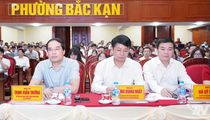  Đồng chí Trịnh Xuân Trường, Ủy viên TW Đảng, Bí thư Tỉnh ủy cùng các đại biểu dự Hội nghị. 