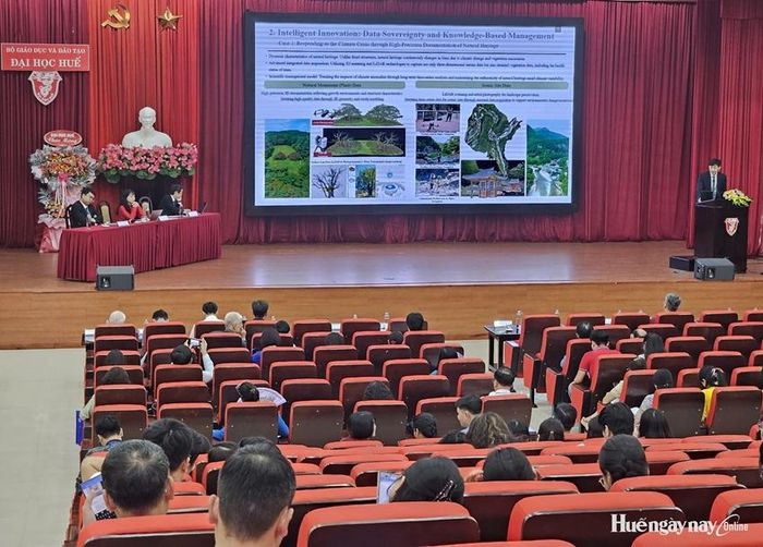  Các đại biểu trình bày tham luận tại phiên khai mạc