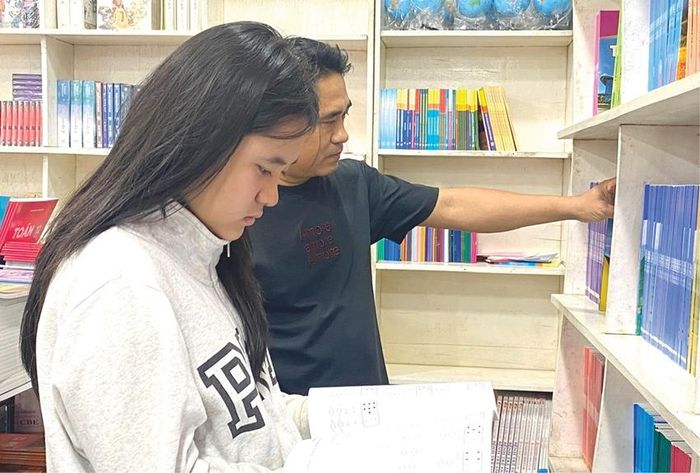 Việc cấp phát miễn phí sách giáo khoa giảm gánh nặng cho nhiều gia đình.