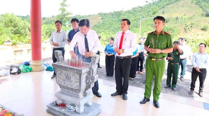 Đồng chí Phan Hồng Anh-Bí thư Đảng ủy phường, cùng đoàn dâng hương tại NTLS Tiểu khu 67 - Rào Trăng