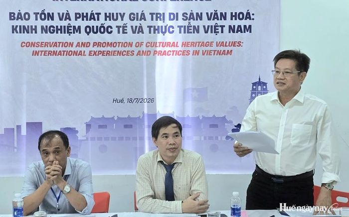 TS. Phan Thanh Hải cùng các chuyên gia điều hành phiên thảo luận chuyên đề “Bảo tồn và phát huy giá trị di sản văn hóa Huế”