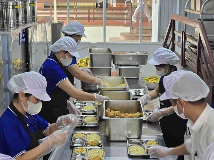 Hà Nội sẽ triển khai hai mô hình tổ chức bữa ăn bán trú phù hợp điều kiện thực tế của từng cơ sở giáo dục