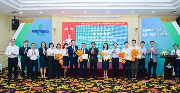 Lãnh đạo Petrovietnam và PVNDB trao tặng giấy khen cho các tập thể và cá nhân có thành tích xuất sắc (ảnh: PVNDB)