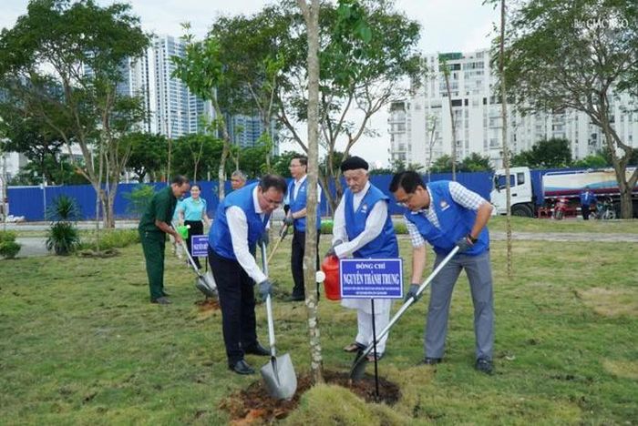 Cây xanh trong Vườn cây Đại đoàn kết (cây giáng hương) do Hội Bảo vệ thiên nhiên và môi trường Thành phố hỗ trợ