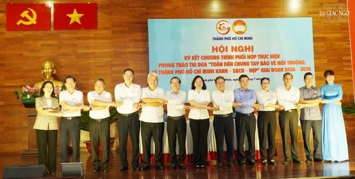 Đại diện UBND và Ủy ban MTTQVN TP.HCM thể hiện quyết tâm cùng nhau chung tay bảo vệ môi trường, vì Thành phố xanh, sạch, đẹp