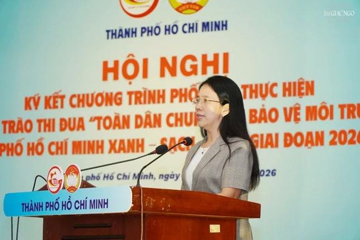 Bà Nguyễn Thị Bé Ngoan, Chủ tịch UBND phường Tân Mỹ giới thiệu về các mô hình bảo vệ môi trường tại địa phương. Trong đó, một trong những điểm sáng nổi bật là việc đưa vào hoạt động trạm phân loại, thu hồi rác nhựa và rác tái chế (MRF)