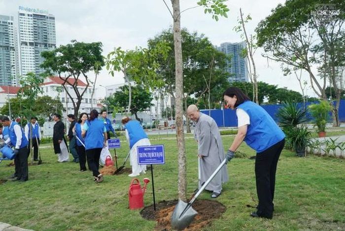 Ni trưởng Thích nữ Từ Nhẫn, Phó Trưởng Phân ban Ni giới T.Ư, trụ trì chùa Phước Viên (phường Thạnh Mỹ Tây) và bà Trương Thị Bích Hạnh, Ủy viên Ban Thường vụ Thành ủy, Phó Chủ tịch Thường trực Ủy ban MTTQVN Thành phố trồng cây xanh