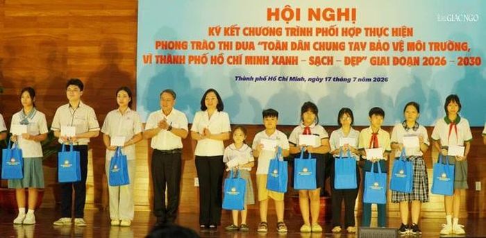 Trao học bổng Nguyễn Hữu Thọ