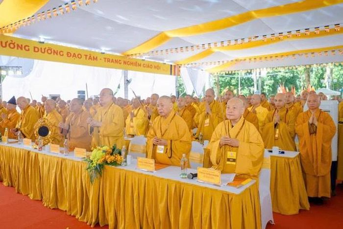 Chư tôn giáo phẩm niêm hương