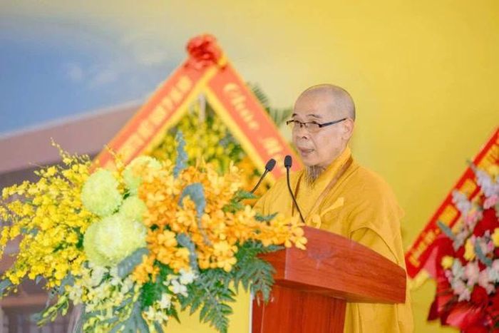 Thượng tọa Thích Minh Trí báo cáo về công tác quy hoạch và các hạng mục xây dựng 