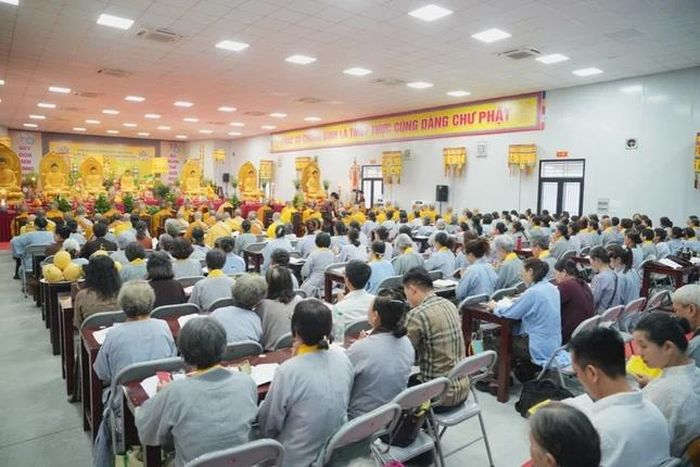 Đông đảo Phật tử cùng trở về tham dự khóa lễ cầu nguyện
