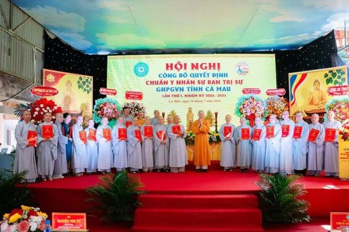 Trao quyết định đến thành viên Ban Trị sự