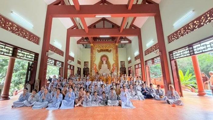 Đoàn đến thăm 9 trú xứ An cư kiết hạ