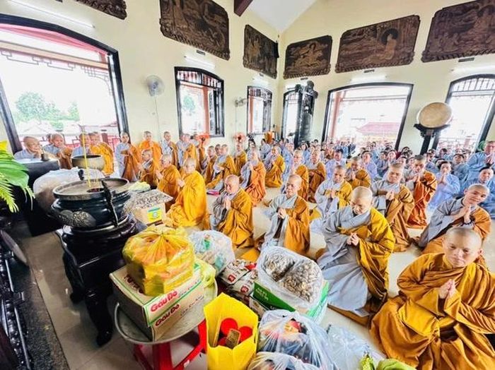 Đoàn thành kính đảnh lễ Tam bảo