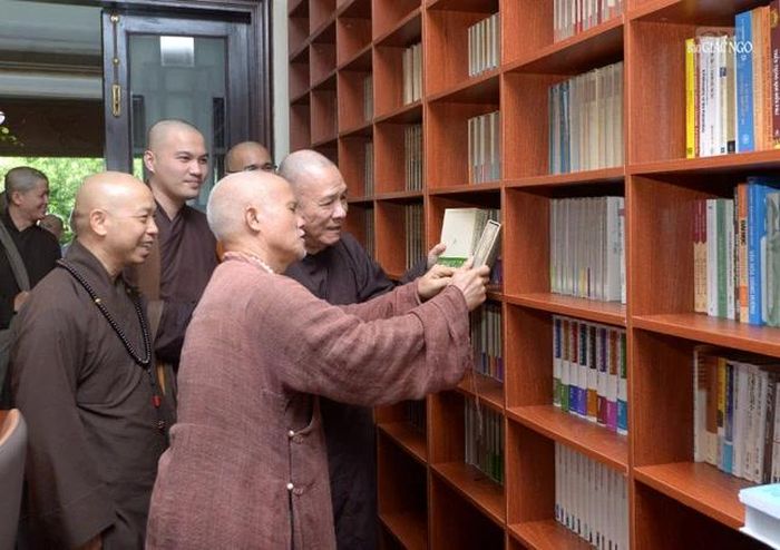 Chư tôn đức xem các đầu sách tại Phòng Nghiên cứu Sau Đại học