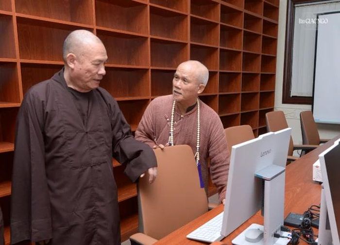 Phòng Nghiên cứu Sau Đại học được trang bị các máy tính, máy chiếu hỗ trợ việc nghiên cứu, học tập