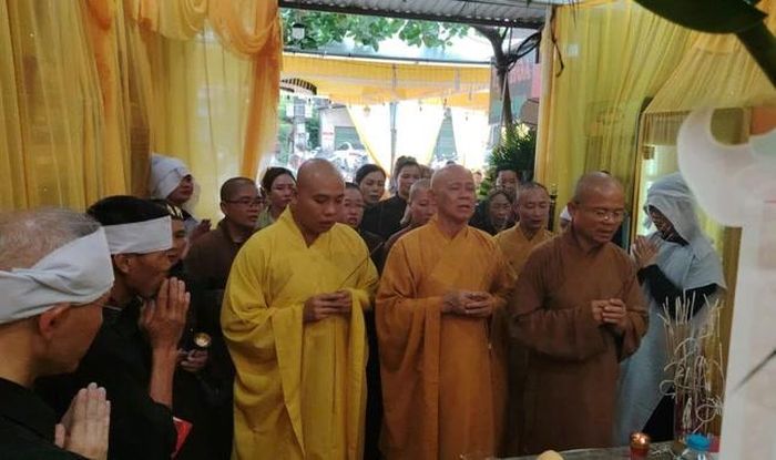 Chư tôn đức Ban Trị sự GHPGVN tỉnh Thái Nguyên thắp hương cầu nguyện