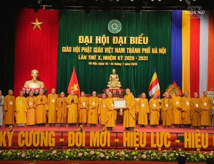 Trưởng lão Hòa thượng Thích Thanh Nhiễu tặng Bằng tuyên dương công đức đến Ban Trị sự GHPGVN TP.Hà Nội