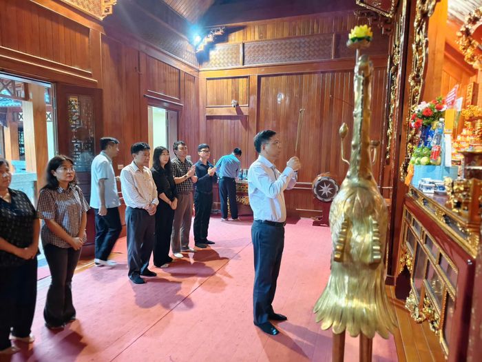 Cùng ngày, đoàn đã đến viếng đền thờ và thành kính dâng hương tưởng niệm Đại tướng Võ Nguyên Giáp tại Khu di tích Sở Chỉ huy Chiến dịch Điện Biên Phủ (xã Mường Phăng).