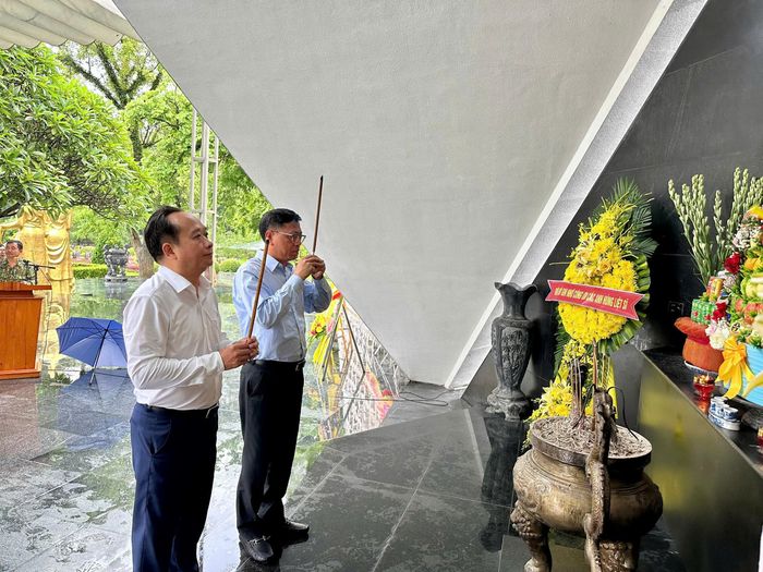Thứ trưởng Bộ Xây dựng Nguyễn Xuân Sang cùng Phó chủ tịch UBND tỉnh Điện Biên Nguyễn Minh Phú đã dâng hương tưởng niệm.