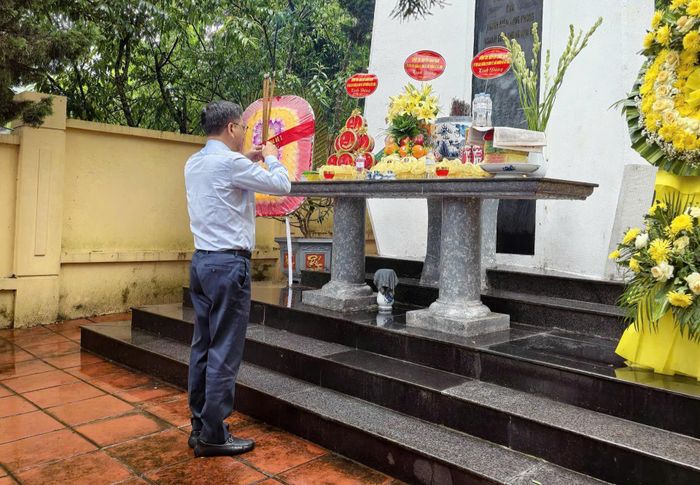Thứ trưởng Bộ Xây dựng Nguyễn Xuân Sang thắp hương tại Nghĩa trang thanh niên xung phong ngành GTVT tại xã Mường Phăng (trước đây là xã Nà Tấu). Nơi đây quy tụ 23 chiến sĩ thanh niên xung phong hy sinh trong chiến dịch mở đường những năm 1961.