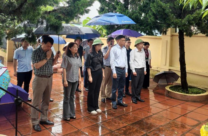 Trong ngày 18/7, đoàn đã đến đặt vòng hoa, dâng hương viếng Nghĩa trang liệt sĩ ngành Giao thông vận tải (GTVT) B142 tại bản Na Hai (xã Sam Mứn) và Nghĩa trang thanh niên xung phong ngành GTVT tại xã Mường Phăng.