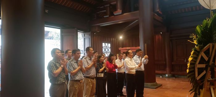 Đoàn công tác đã dâng hương tại khu đền thờ Liệt sĩ tại Chiến trường Điện Biên Phủ.
