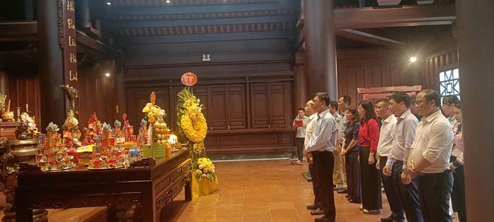 Tham gia cùng đoàn công tác còn có đại diện lãnh đạo Sở Xây dựng, Cảng vụ Hàng không miền Bắc, Khu Quản lý đường bộ 1, Công ty cổ phần Đường bộ 226 và Công ty TNHH Phương Huyền Điện Biên.